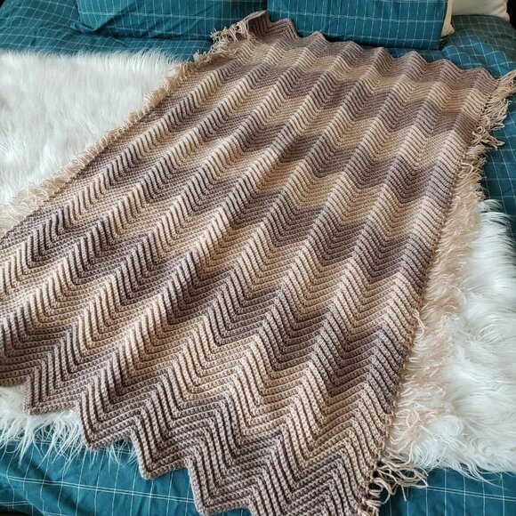 Handmade Crochet Afghan/Blanket Baby Blanket‎ Pink Moth Chevron - Picture 1 of 8